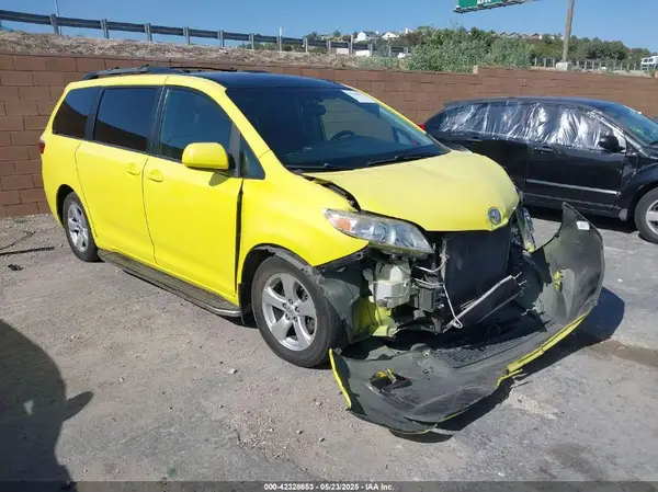 5TDKZ3DCXHS862073 2017 TOYOTA SIENNA - Image 1