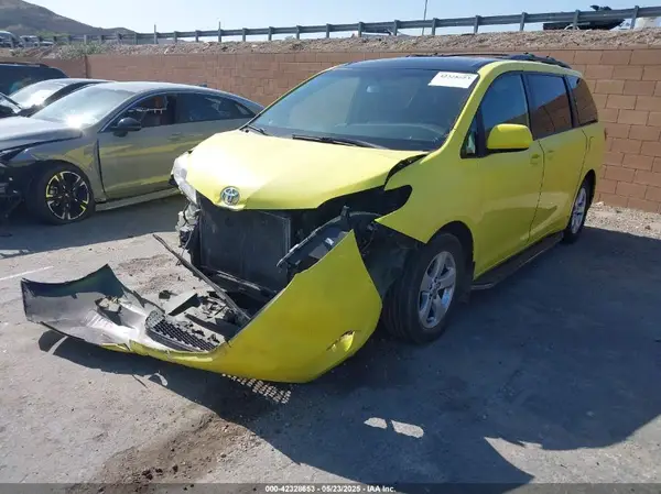5TDKZ3DCXHS862073 2017 TOYOTA SIENNA - Image 2