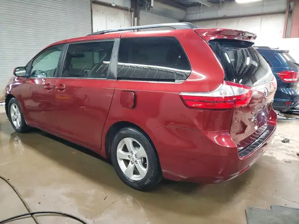 5TDKZ3DCXHS862395 2017 TOYOTA SIENNA - Image 2