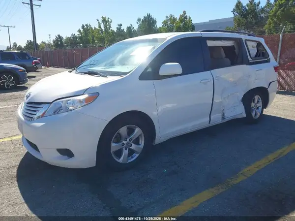 5TDKZ3DCXHS863837 2017 TOYOTA SIENNA - Image 2