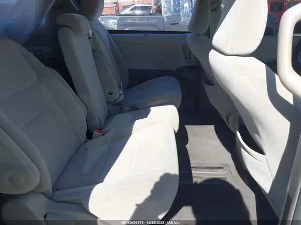 5TDKZ3DCXHS863837 2017 TOYOTA SIENNA - Image 8