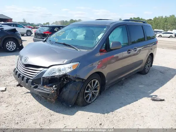 5TDKZ3DCXHS869881 2017 TOYOTA SIENNA - Image 2