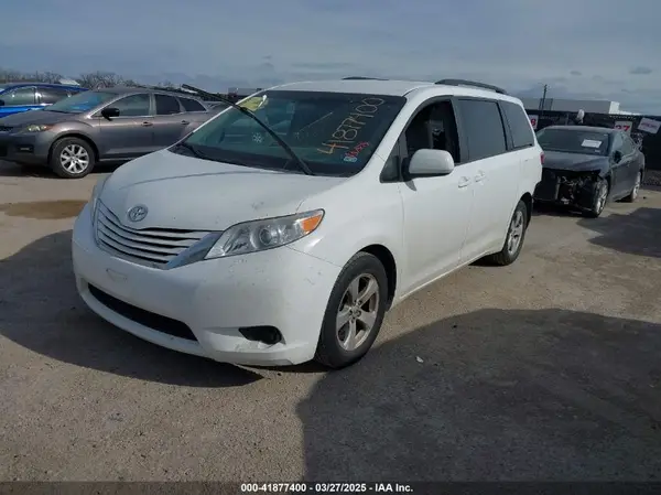 5TDKZ3DCXHS870397 2017 TOYOTA SIENNA - Image 2