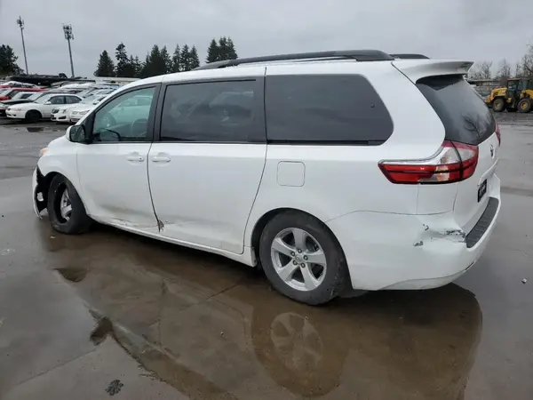 5TDKZ3DCXHS875440 2017 TOYOTA SIENNA - Image 2
