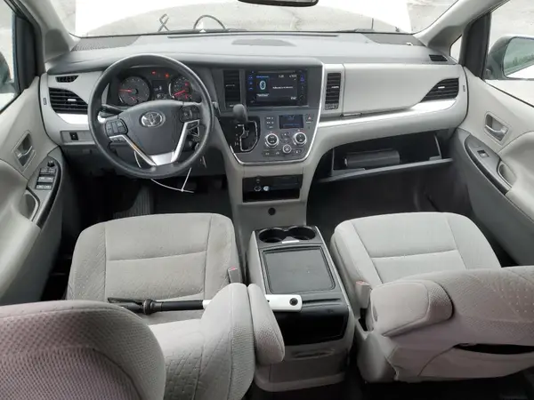 5TDKZ3DCXHS875440 2017 TOYOTA SIENNA - Image 8