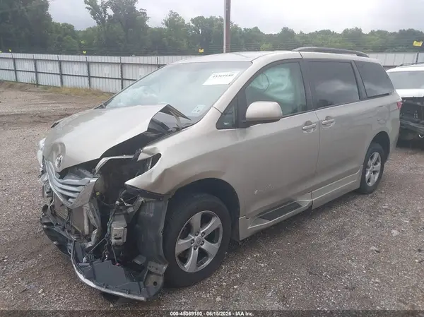 5TDKZ3DCXHS875597 2017 TOYOTA SIENNA - Image 2