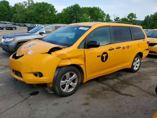 5TDKZ3DCXHS877415 2017 TOYOTA SIENNA - Image 1