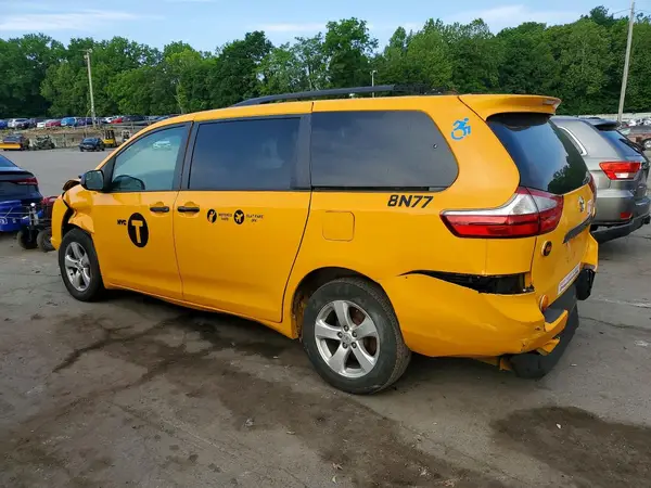 5TDKZ3DCXHS877415 2017 TOYOTA SIENNA - Image 2