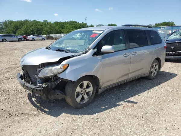 5TDKZ3DCXHS877947 2017 TOYOTA SIENNA - Image 1