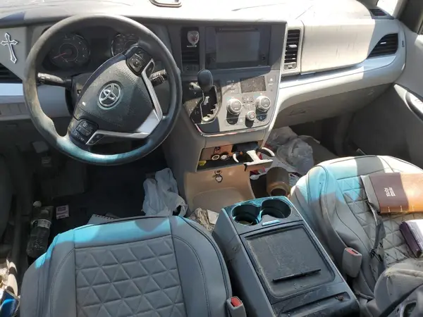 5TDKZ3DCXHS877947 2017 TOYOTA SIENNA - Image 8