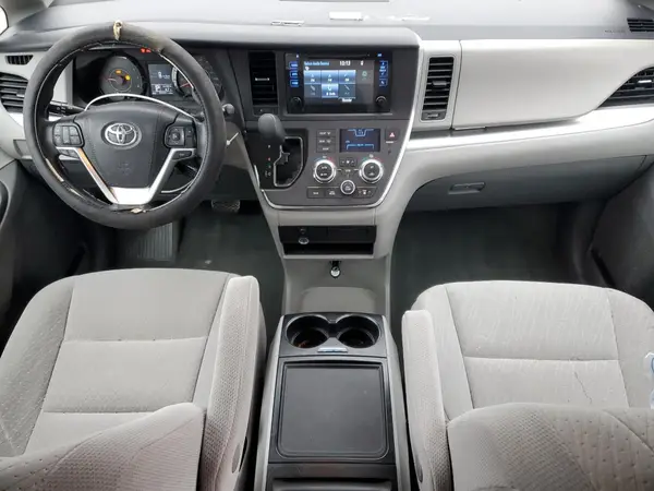 5TDKZ3DCXHS883151 2017 TOYOTA SIENNA - Image 8