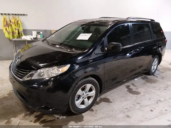 5TDKZ3DCXHS883456 2017 TOYOTA SIENNA - Image 2