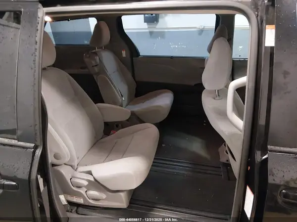 5TDKZ3DCXHS883456 2017 TOYOTA SIENNA - Image 8