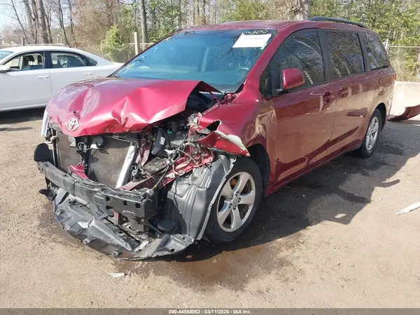 5TDKZ3DCXHS885840 2017 TOYOTA SIENNA - Image 2