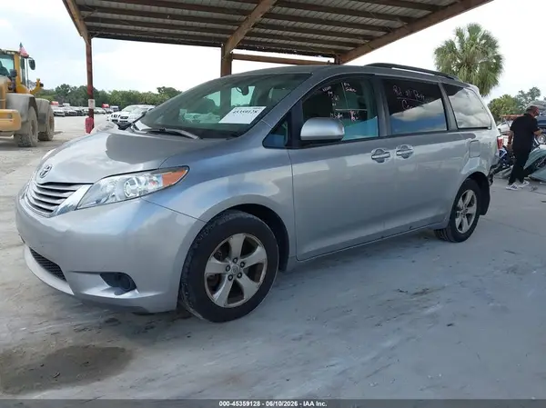 5TDKZ3DCXHS888172 2017 TOYOTA SIENNA - Image 2