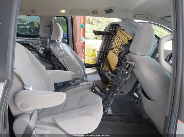 5TDKZ3DCXHS888172 2017 TOYOTA SIENNA - Image 8