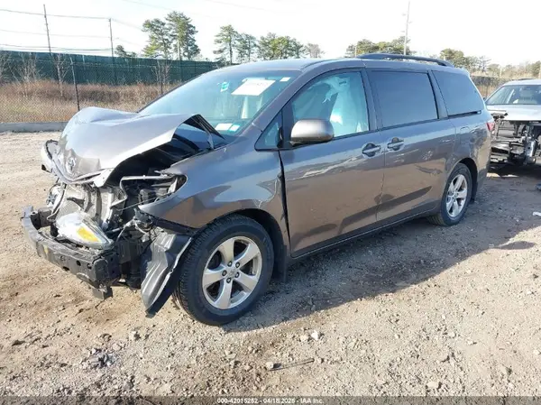 5TDKZ3DCXHS888544 2017 TOYOTA SIENNA - Image 2