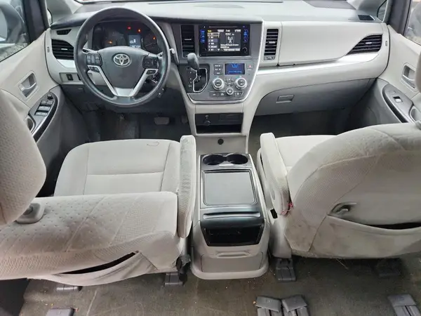 5TDKZ3DCXHS891511 2017 TOYOTA SIENNA - Image 8