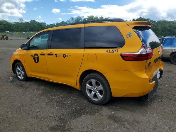 5TDKZ3DCXHS891895 2017 TOYOTA SIENNA - Image 2