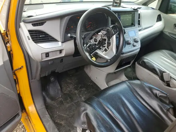 5TDKZ3DCXHS891895 2017 TOYOTA SIENNA - Image 8
