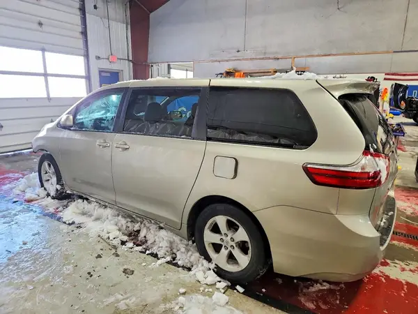 5TDKZ3DCXHS892058 2017 TOYOTA SIENNA - Image 2