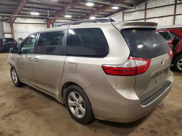 5TDKZ3DCXHS894408 2017 TOYOTA SIENNA - Image 2