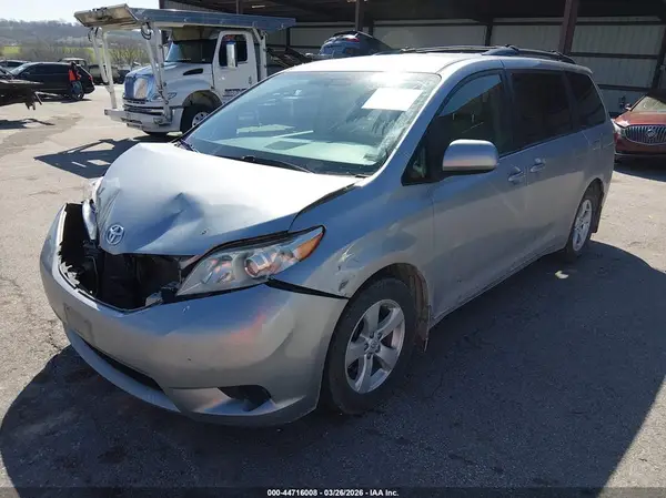 5TDKZ3DCXHS895249 2017 TOYOTA SIENNA - Image 2