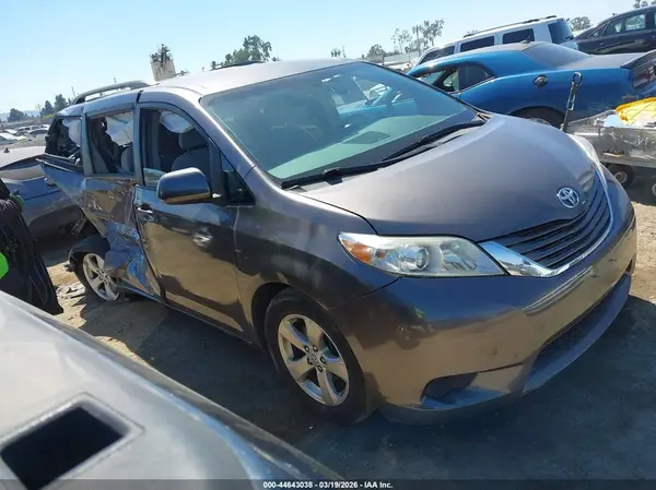 5TDKZ3DCXHS895896 2017 TOYOTA SIENNA - Image 1