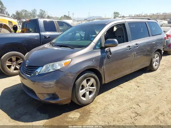 5TDKZ3DCXHS895896 2017 TOYOTA SIENNA - Image 2