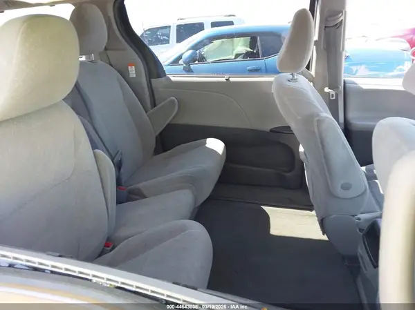 5TDKZ3DCXHS895896 2017 TOYOTA SIENNA - Image 8