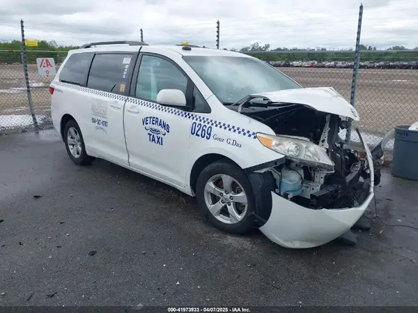 5TDKZ3DCXHS896658 2017 TOYOTA SIENNA - Image 1