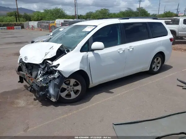 5TDKZ3DCXHS896739 2017 TOYOTA SIENNA - Image 2