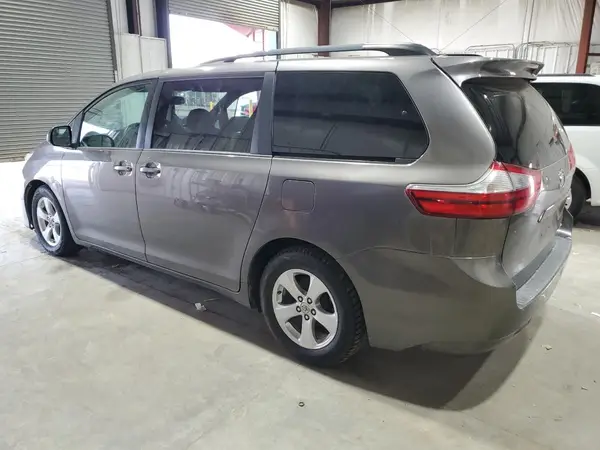 5TDKZ3DCXHS898958 2017 TOYOTA SIENNA - Image 2