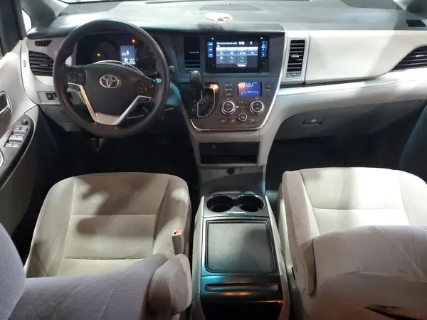 5TDKZ3DCXHS898958 2017 TOYOTA SIENNA - Image 8