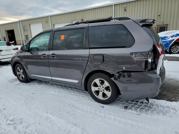 5TDKZ3DCXHS900207 2017 TOYOTA SIENNA - Image 2