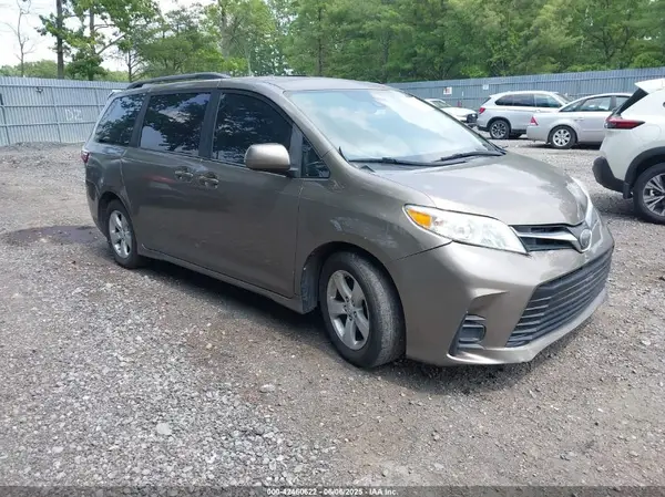 5TDKZ3DCXJS903114 2018 TOYOTA SIENNA - Image 1