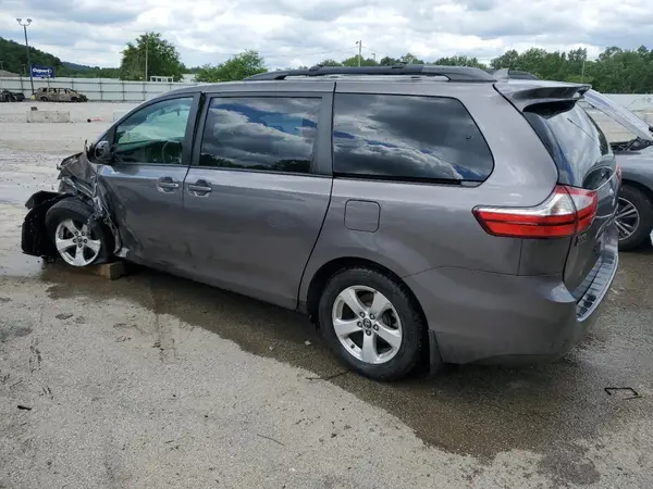 5TDKZ3DCXJS914758 2018 TOYOTA SIENNA - Image 2