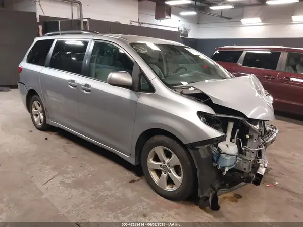 5TDKZ3DCXJS915490 2018 TOYOTA SIENNA - Image 1