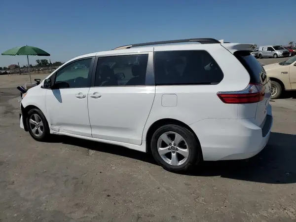 5TDKZ3DCXJS916445 2018 TOYOTA SIENNA - Image 2