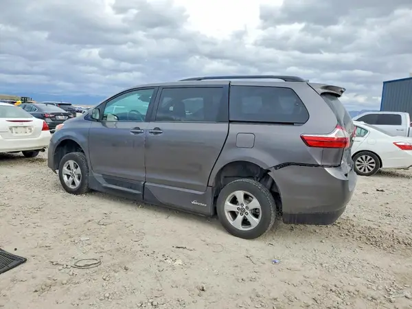 5TDKZ3DCXJS917188 2018 TOYOTA SIENNA - Image 2