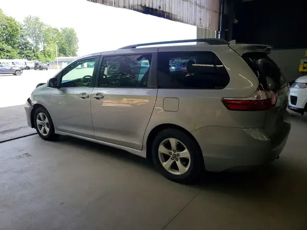 5TDKZ3DCXJS921127 2018 TOYOTA SIENNA - Image 2