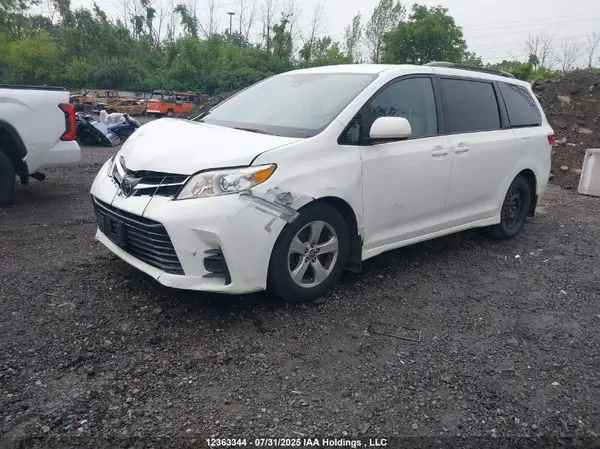 5TDKZ3DCXJS926358 2018 TOYOTA SIENNA - Image 2