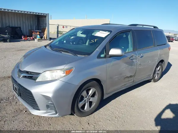 5TDKZ3DCXJS926697 2018 TOYOTA SIENNA - Image 2