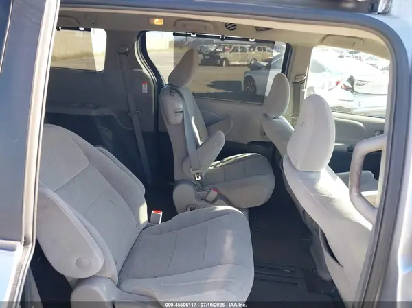 5TDKZ3DCXJS926697 2018 TOYOTA SIENNA - Image 8