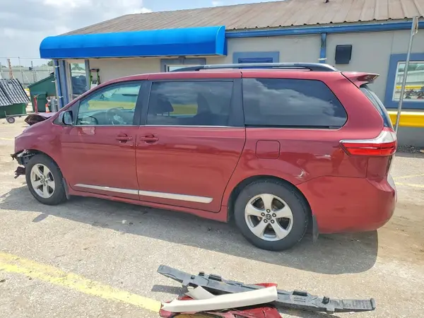 5TDKZ3DCXJS927302 2018 TOYOTA SIENNA - Image 2