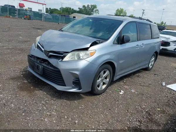 5TDKZ3DCXJS927512 2018 TOYOTA SIENNA - Image 2