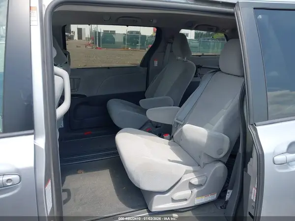 5TDKZ3DCXJS927512 2018 TOYOTA SIENNA - Image 8