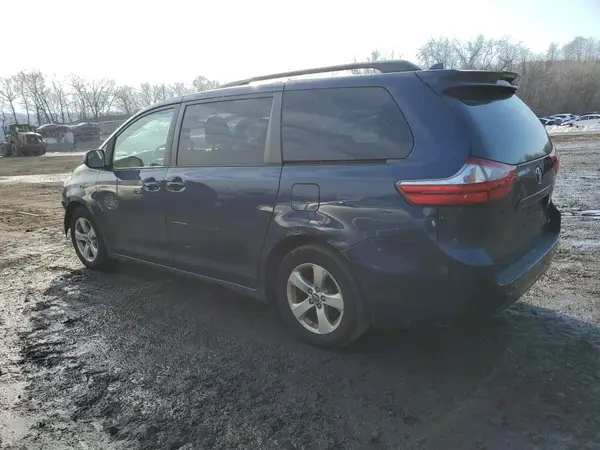 5TDKZ3DCXJS928322 2018 TOYOTA SIENNA - Image 2