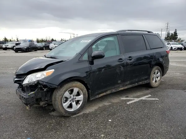5TDKZ3DCXJS929065 2018 TOYOTA SIENNA - Image 1