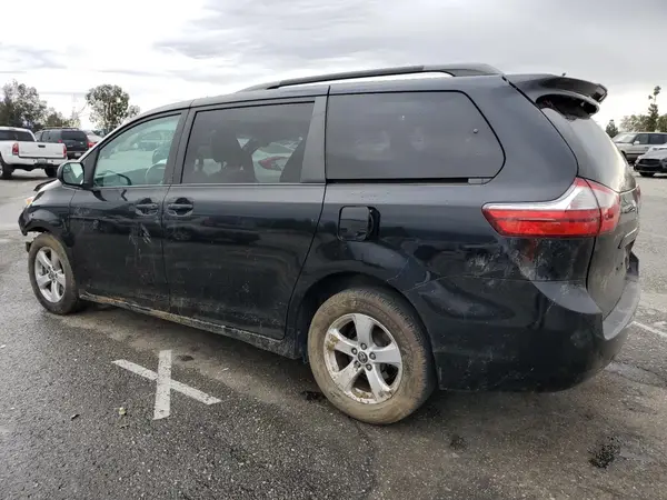 5TDKZ3DCXJS929065 2018 TOYOTA SIENNA - Image 2